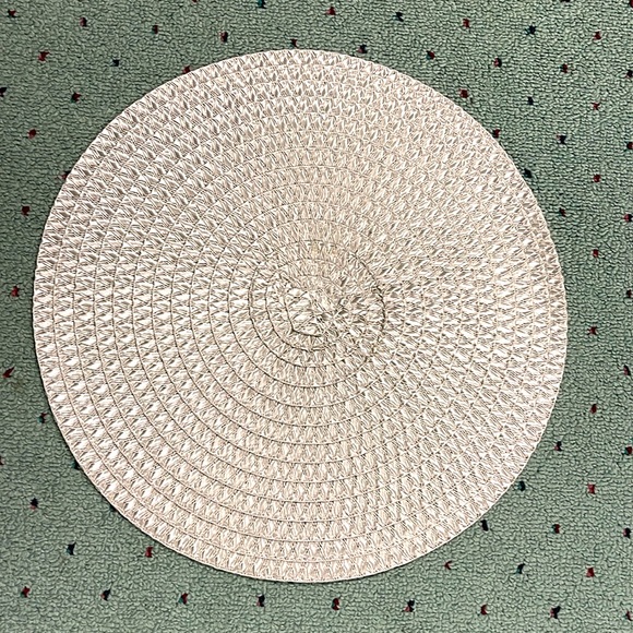 SET OF 4  CLASSIC ROUND WOVEN TAUPE PLACEMATS - Picture 4 of 6